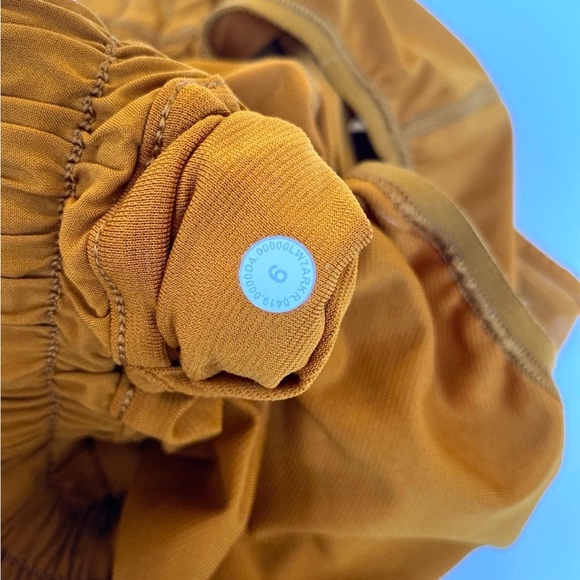 💛 Lululemon Hotty Hot Shorts💛 - Picture 9 of 10